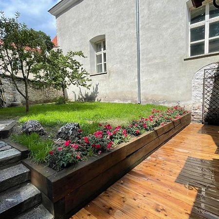 Historic Apartment With Private Garden In Old Town Tallinn Exterior photo